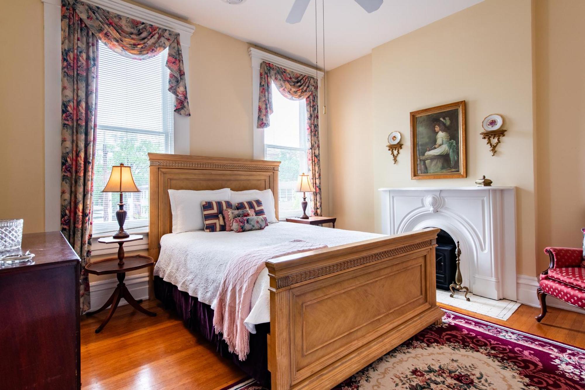 Dupont Mansion Bed & Breakfast ลุยส์วิลล์ ภายนอก รูปภาพ